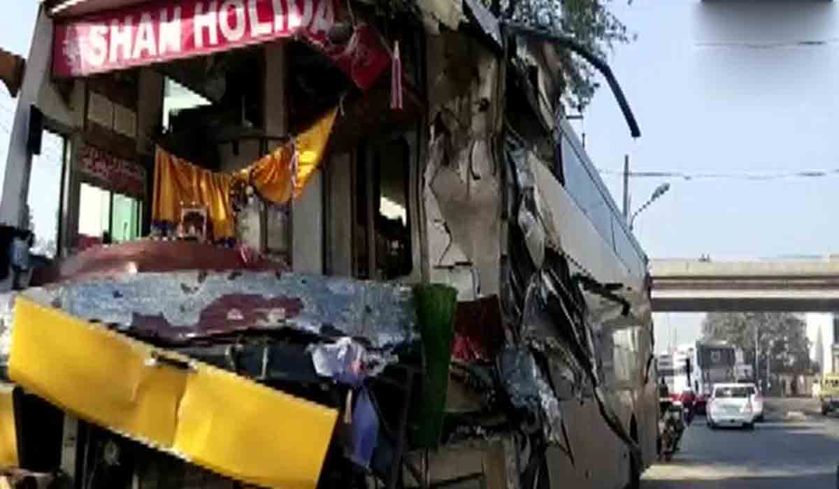 Bus accident: బ‌స్సును వెనుక నుంచి ఢీకొట్టిన మ‌రో బ‌స్సు.. ఐదుగురు దుర్మ‌ర‌ణం..!