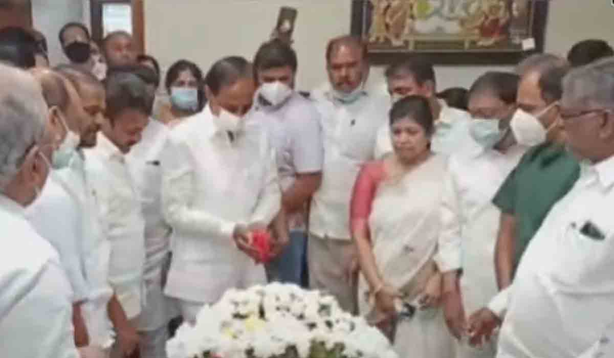 రోశయ్య భౌతికకాయానికి నివాళులర్పించిన సీఎం కేసీఆర్‌