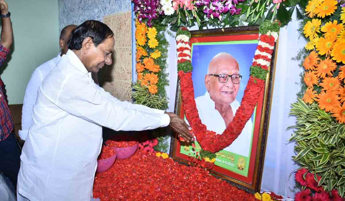 గ‌ద్వాల ఎమ్మెల్యే బండ్ల కృష్ణమోహ‌న్ రెడ్డికి సీఎం కేసీఆర్ ప‌రామర్శ‌