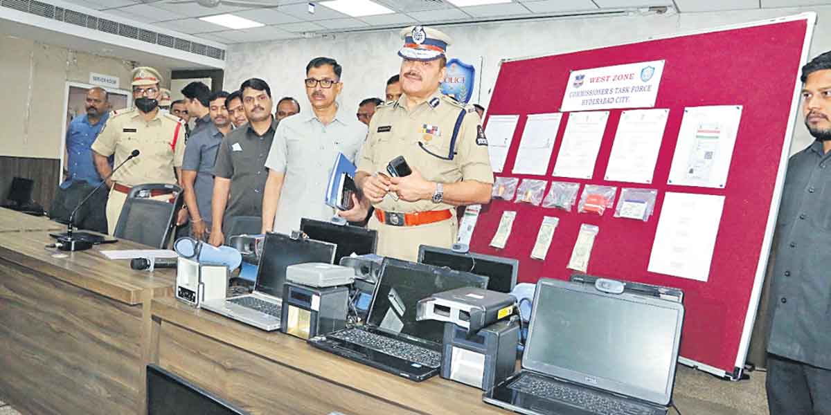 వేలల్లో నకిలీ ఆధార్‌ కార్డులు