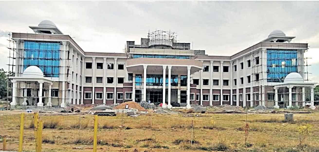 సకల హంగులతో పోలీస్‌ భవనాలు