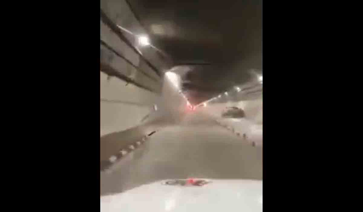 అట‌ల్ ట‌న్నెల్‌లో ఓవ‌ర్‌టేక్ చేయ‌బోయి టూరిస్ట్ కారు బీభ‌త్సం.. వీడియో