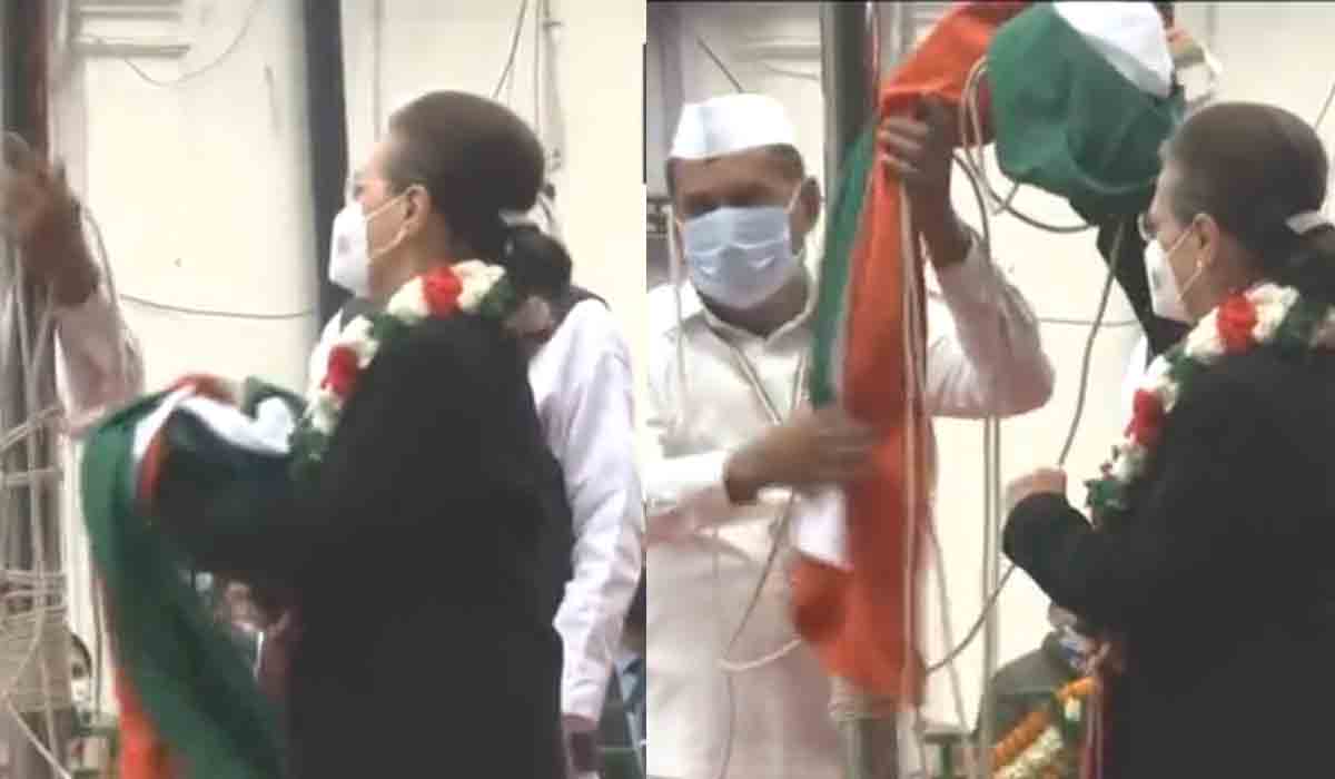 సోనియా చేతుల్లోనే జారిప‌డ్డ కాంగ్రెస్ పార్టీ జెండా.. వీడియో