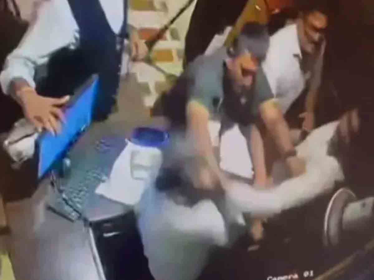 ఫ్రీగా ఫుడ్‌ ఇవ్వనందుకు.. రెస్టారెంట్‌ మేనేజర్‌ను కొట్టిన పోలీస్‌