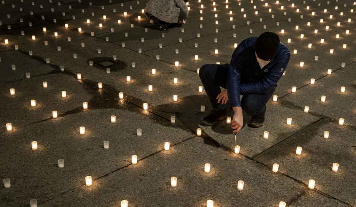 కరోనా మృతులకు నివాళిగా.. పార్లమెంటు బయట 11 వేల క్యాండిల్స్