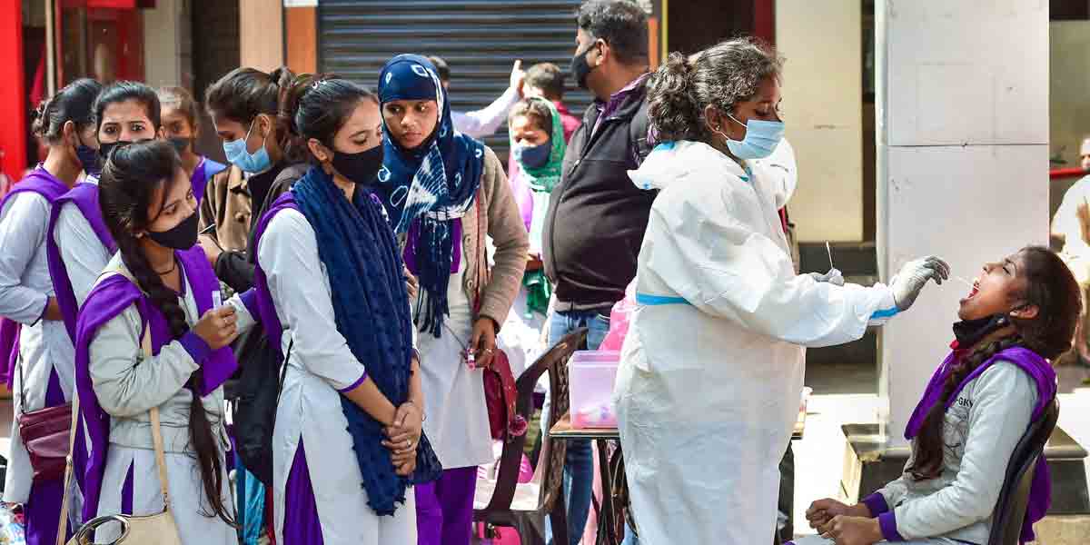విద్యార్థులకు, టీచర్లకు కరోనా.. స్కూల్‌కు సీల్‌ వేసిన అధికారులు
