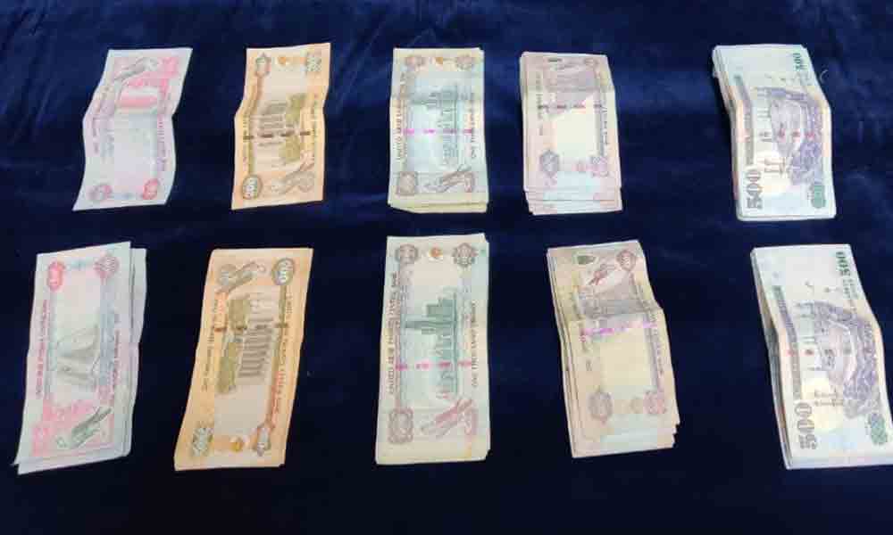 శంషాబాద్‌ విమానాశ్రయంలో విదేశీ కరెన్సీ పట్టివేత