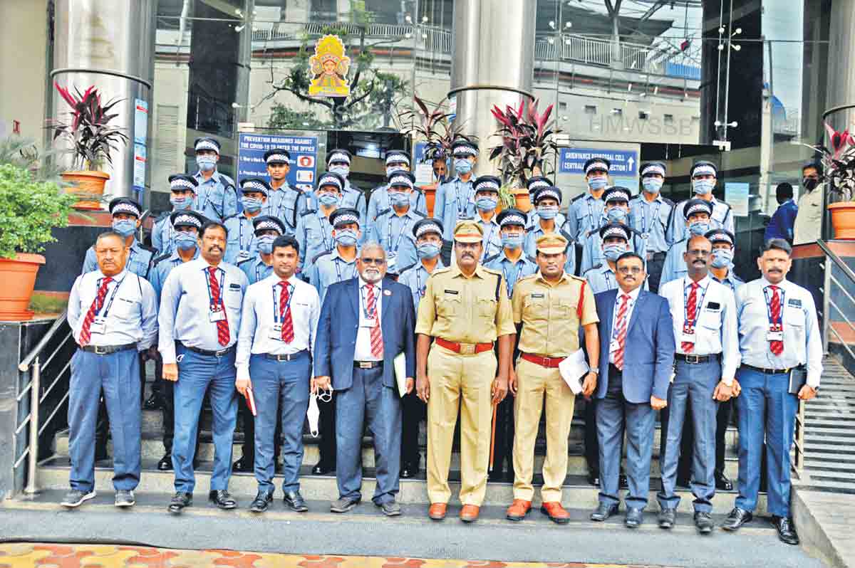 నీళ్లకు పహారా..!