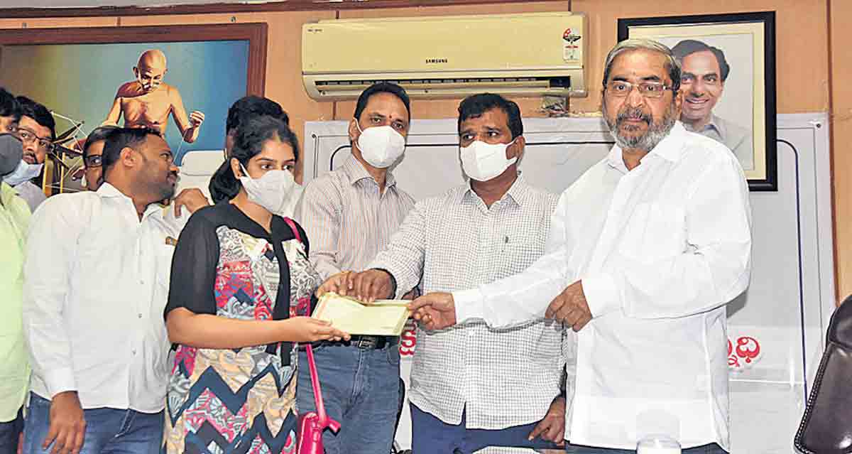 జర్నలిస్టు కుటుంబాలకు అండగా..