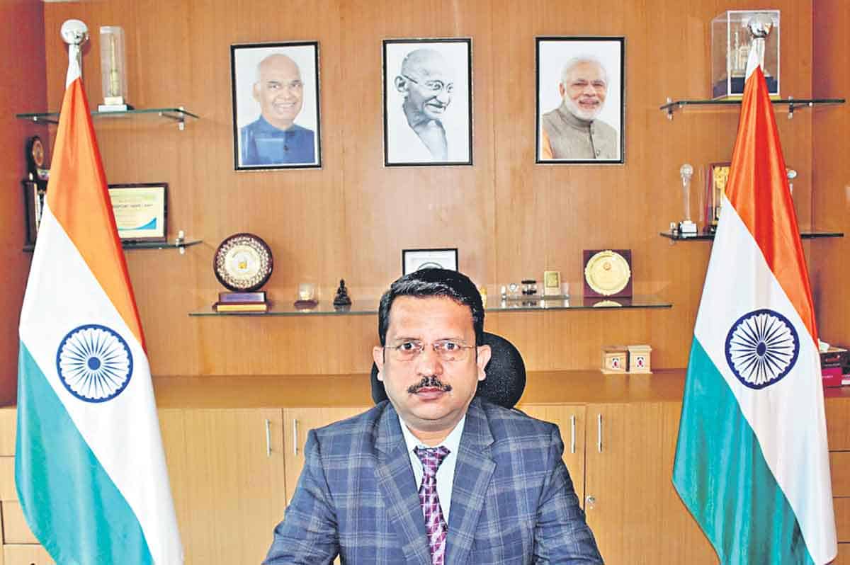 పాస్‌పోర్టులు సకాలంలో పునరుద్ధరించుకోవాలి