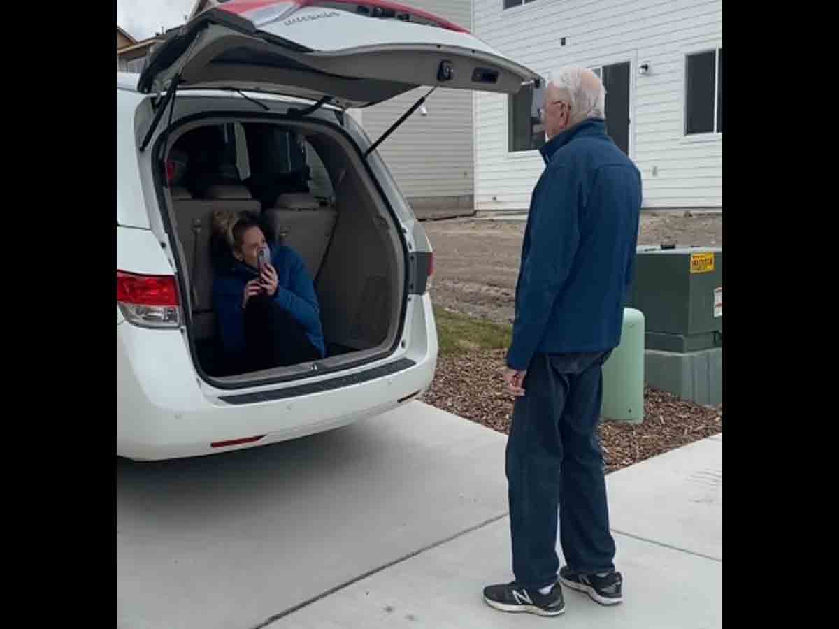 తండ్రి కారు డిక్కీలో దాగిన కుమార్తె.. ఎందుకంటే?