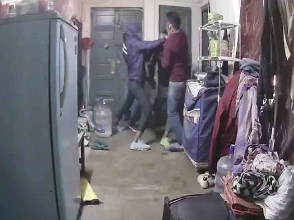 గర్ల్‌ ఫ్రెండ్‌కు ఖరీదైన గిఫ్ట్‌ కోసం.. ఒక ఇంట్లో ముగ్గురు దోపిడీ