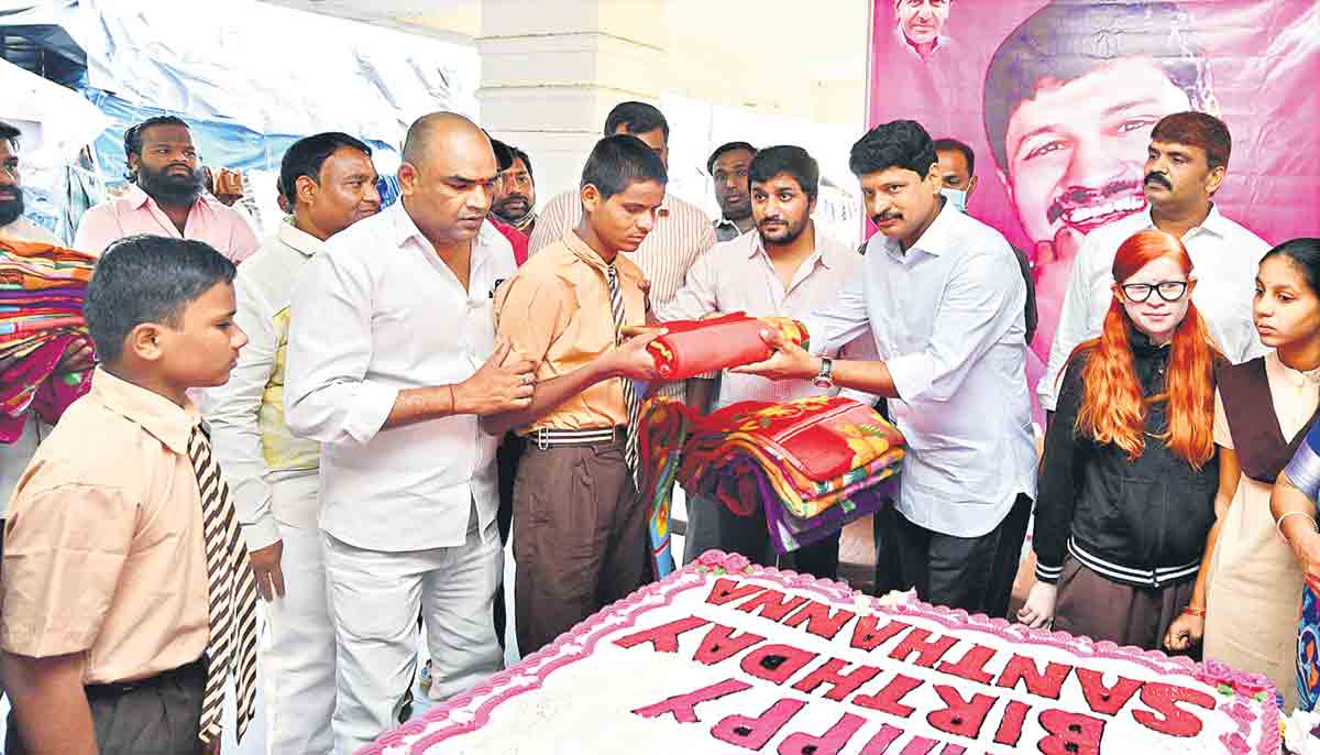 అంధులతో నిరాడంబరంగా..