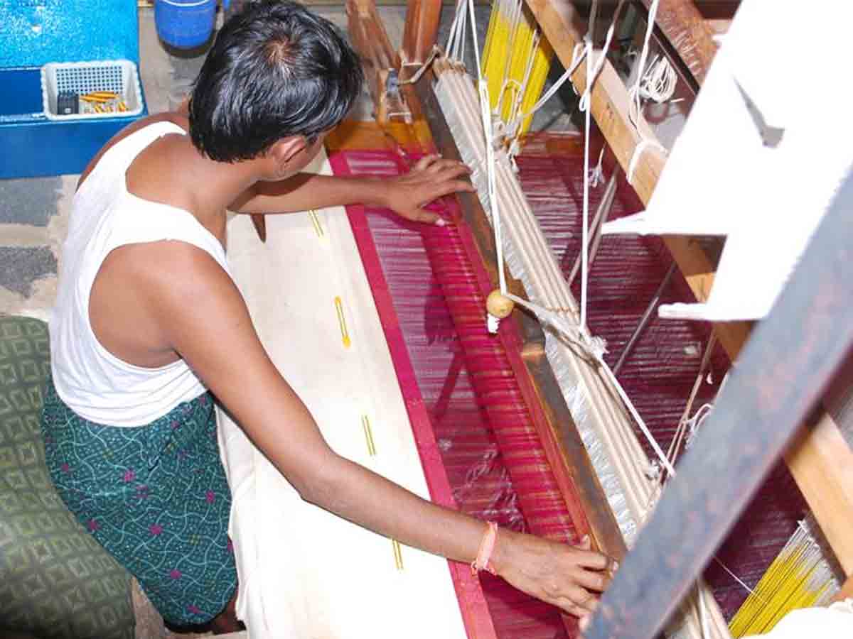 Weaving Clusters: చేనేత క్లస్టర్ల ఏర్పాటులో అలసత్వం.. ఆలస్యం కావడంపై నేతన్నల అసంతృప్తి