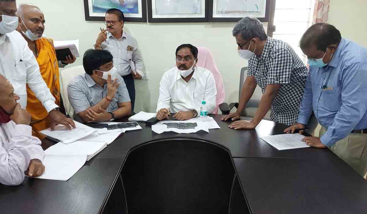 అభివృద్ధి ప‌నుల ప్ర‌గ‌తిపై మంత్రి ఎర్ర‌బెల్లి స‌మీక్ష‌