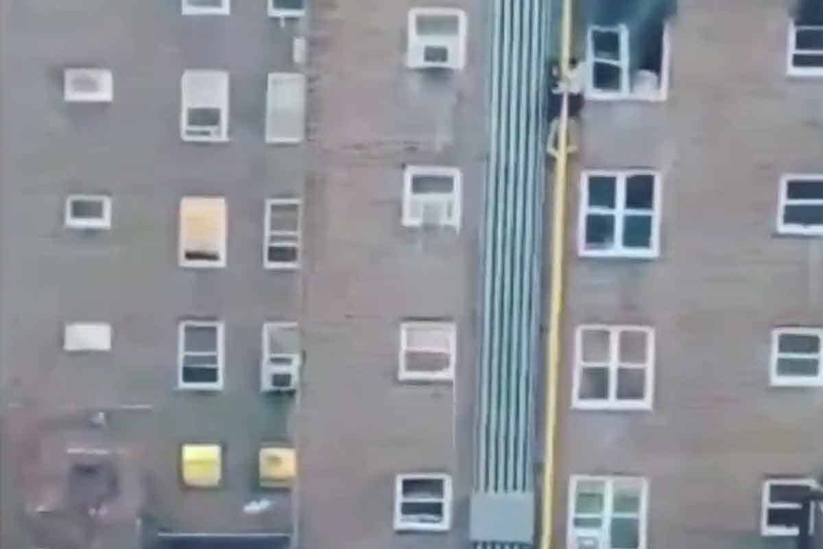 Fire Accident in US | యూఎస్‌లో అగ్ని ప్ర‌మాదం.. పైప్ ప‌ట్టుకుని బయ‌ట ప‌డ్డ అక్కా త‌మ్ముళ్లు