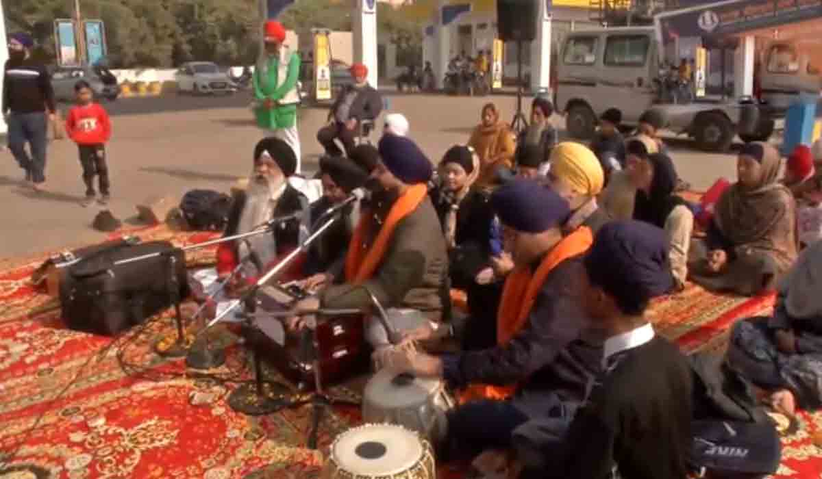 Farmers Bhajan: ఇండ్ల‌కు వెళ్లేముందు సింఘు స‌రిహ‌ద్దుల్లో రైతుల భ‌జ‌న పాట‌లు.. వీడియో