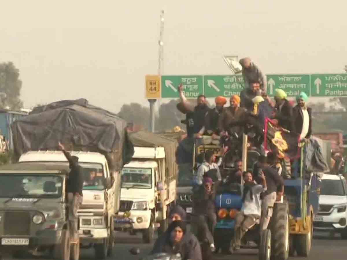 రైతుల ట్రాక్టర్‌ను ఢీకొన్న లారీ.. ఇద్దరు మృతి