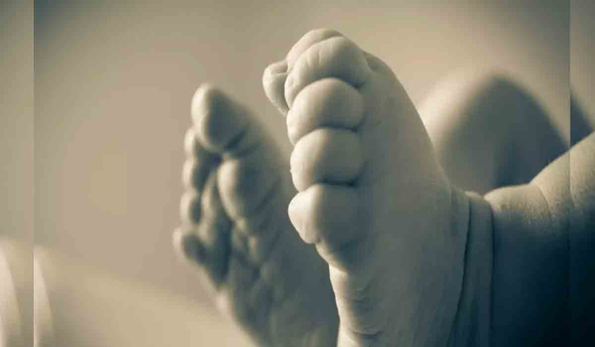 తాగిన మైకంలో ప‌సిబిడ్డ‌ కాళ్లుప‌ట్టి గోడ‌కు కొట్టిచంపిన తండ్రి..!