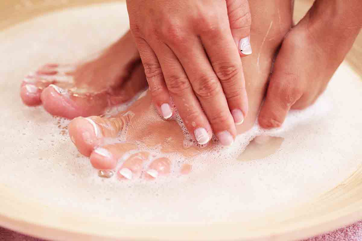 Foot care tips | పాదాల్లో ప‌గుళ్లు ఉన్నాయా? ఇలా చేసి చూడండి