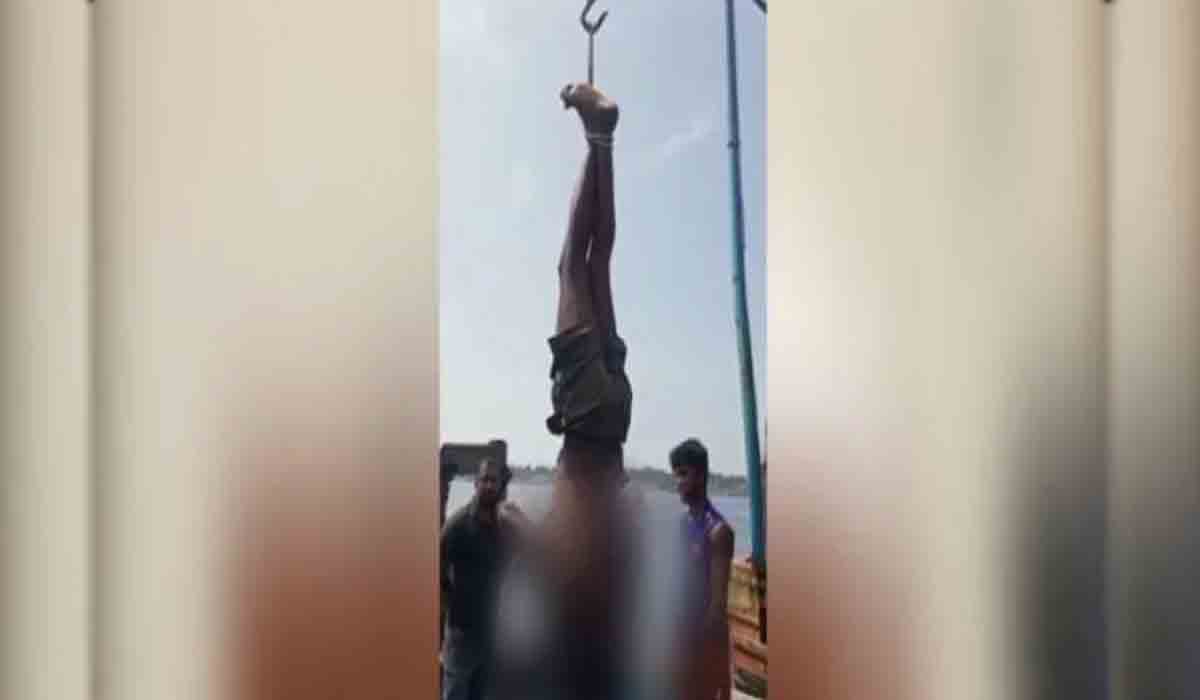 Viral | జాలరిని తలకిందులుగా కట్టేసి కొట్టిన సహచరులు.. వీడియో వైరల్