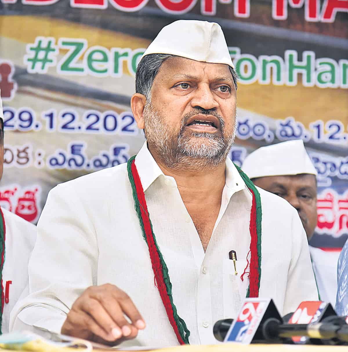 చేనేత పరిశ్రమపై విధించిన జీఎస్టీని ఎత్తివేయాలి