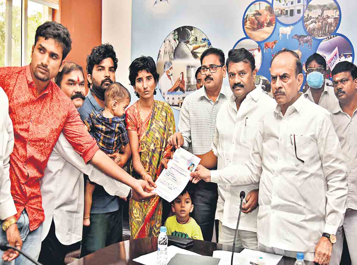 చిన్నారి కుటుంబానికి డబుల్‌ బెడ్రూం ఇల్లు