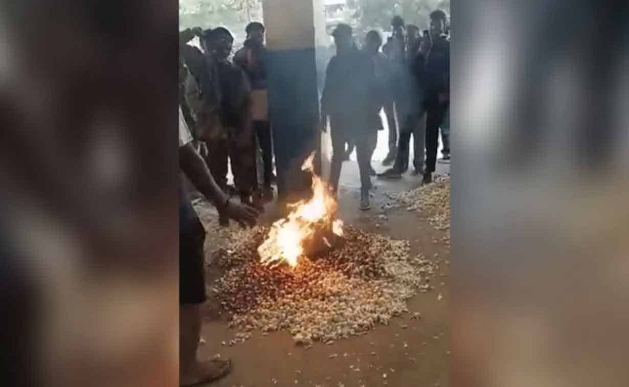 160 కిలోల వెల్లుల్లికి రైతు నిప్పు