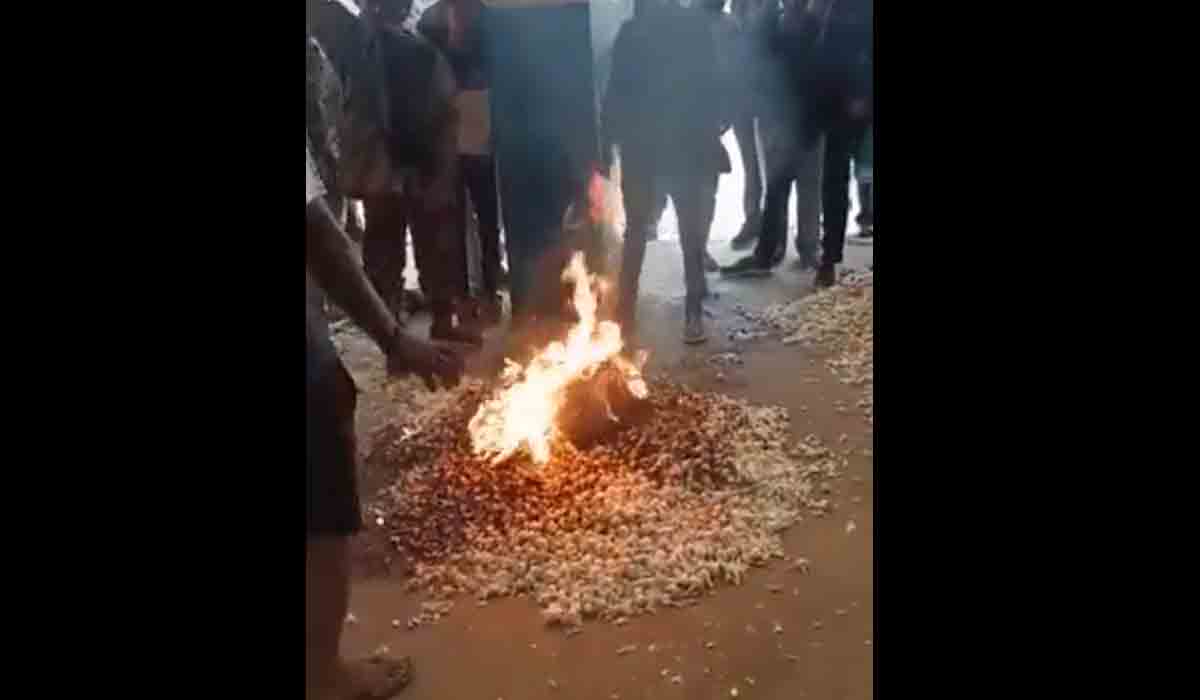 స‌రైన ధ‌ర ల‌భించ‌లేద‌ని.. 160 కిలోల వెల్లుల్లికి నిప్పు పెట్టాడు..