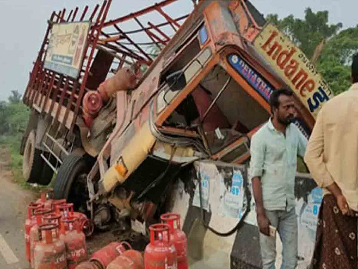 Gas cylinder lorry: గ్యాస్‌ బండల లారీ బోల్తా, బయటపడిన డ్రైవర్‌, క్లీనర్‌