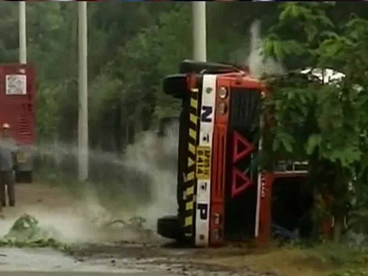 Gas Tanker: లిక్విడ్‌ గ్యాస్‌ ట్యాంకర్‌ బోల్తా.. లీకేజీకి అడ్డుకట్ట వేస్తున్న నిపుణులు