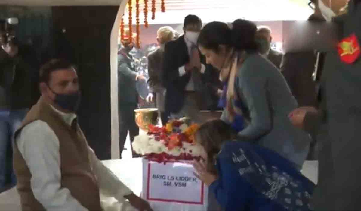 లిద్ద‌ర్ అంత్య‌క్రియ‌లు.. శ‌వ‌పేటిక‌ను ముద్దాడిన భార్య‌.. వీడియో