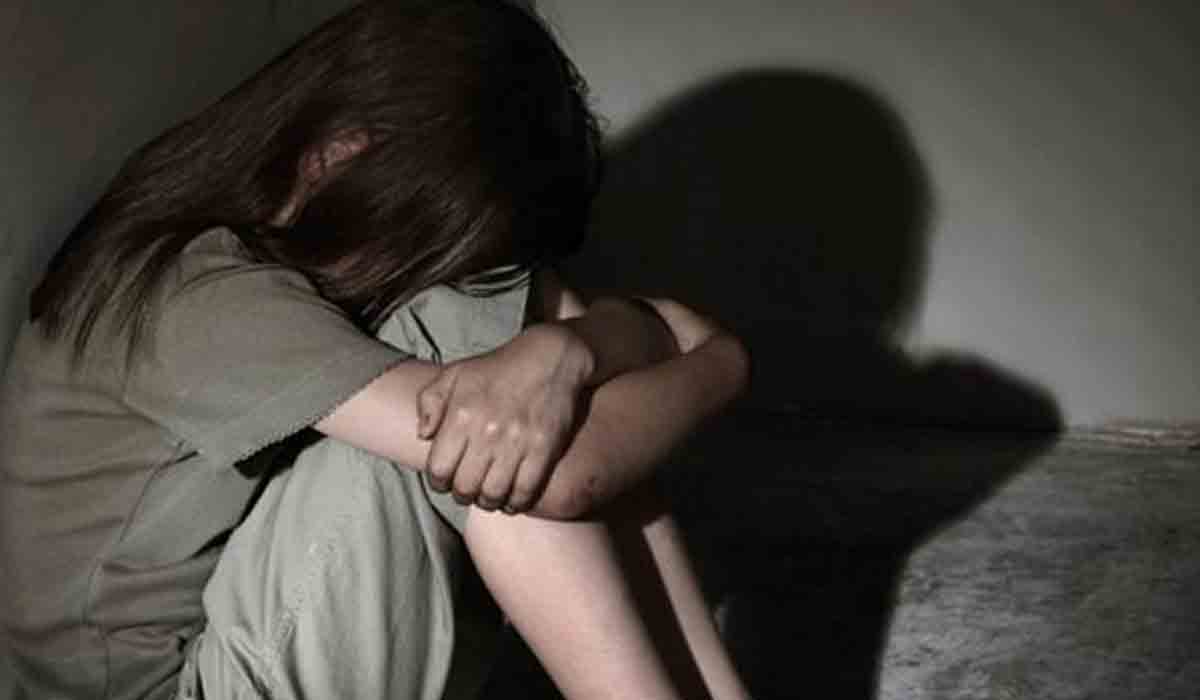 బాలిక‌పై తండ్రి స్నేహితుల సామూహిక అత్యాచారం..!