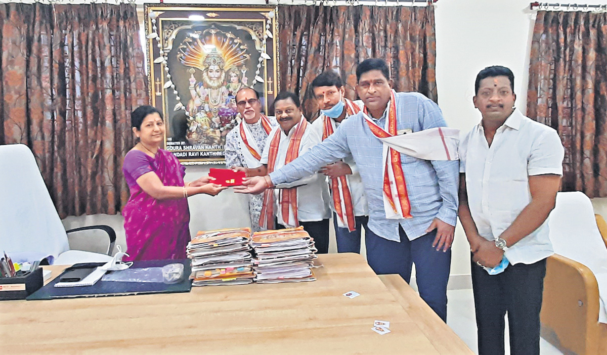 గోపురం స్వర్ణతాపడానికి 16 తులాల బంగారం విరాళం