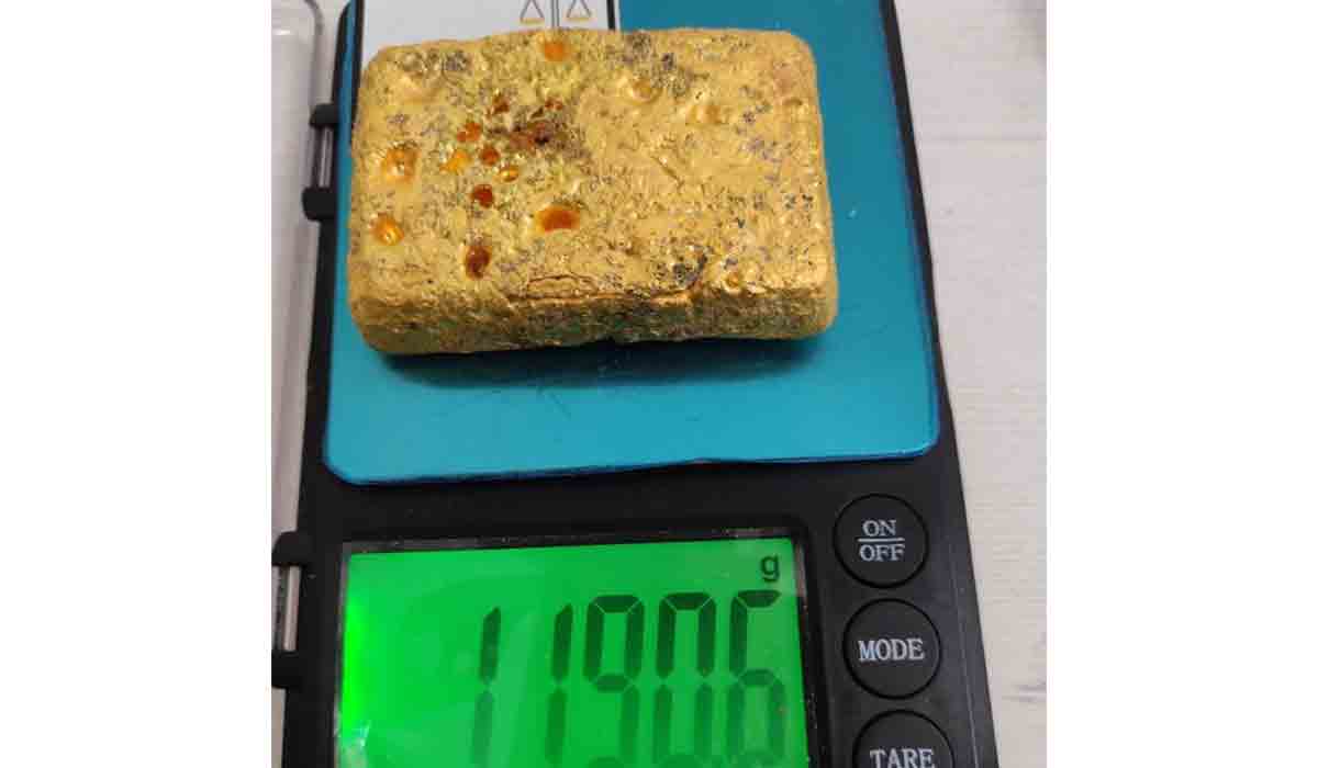 పురీష నాళంలో కిలో బంగారం.. శంషాబాద్ ఎయిర్‌పోర్టులో ప్ర‌యాణికుడి అరెస్ట్