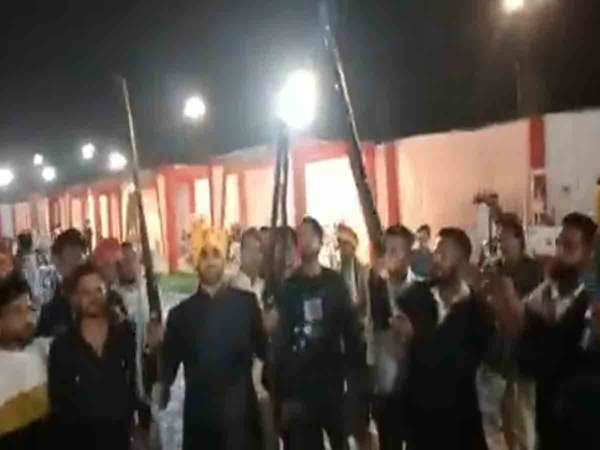 మంత్రి కుమారుడి వివాహ వేడుకలో.. తుపాకులు ప్రదర్శించి గాల్లోకి కాల్పులు