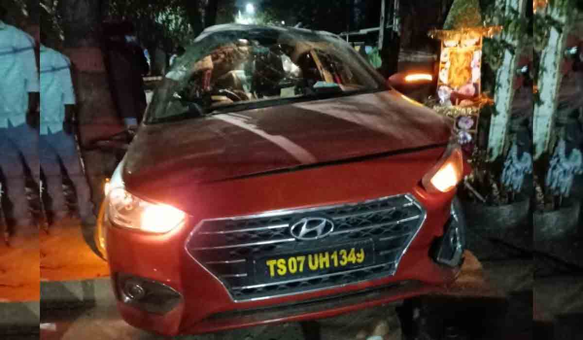 గచ్చిబౌలిలో చెట్టును ఢీకొట్టిన కారు.. ముగ్గురు మృతి