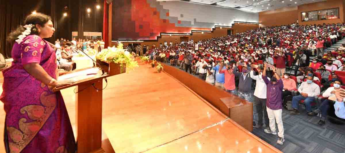 పారిశ్రామికవేత్తలుగా ఎదగాలి