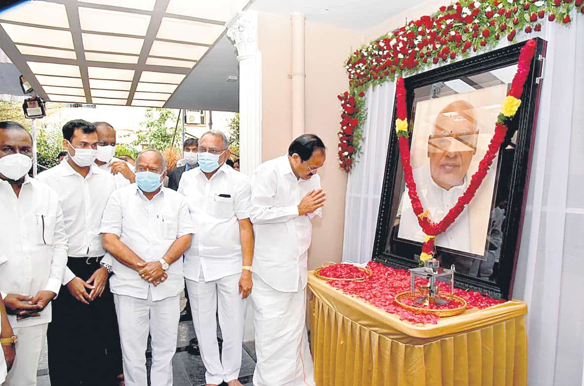 తెలుగుదనానికి నిలువెత్తు రూపం రోశయ్య