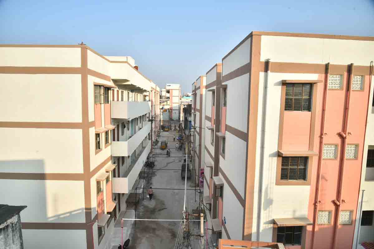 గుడిసెలు పోయి మేడలొచ్చే..