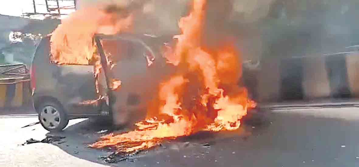 కారులో మంటలు