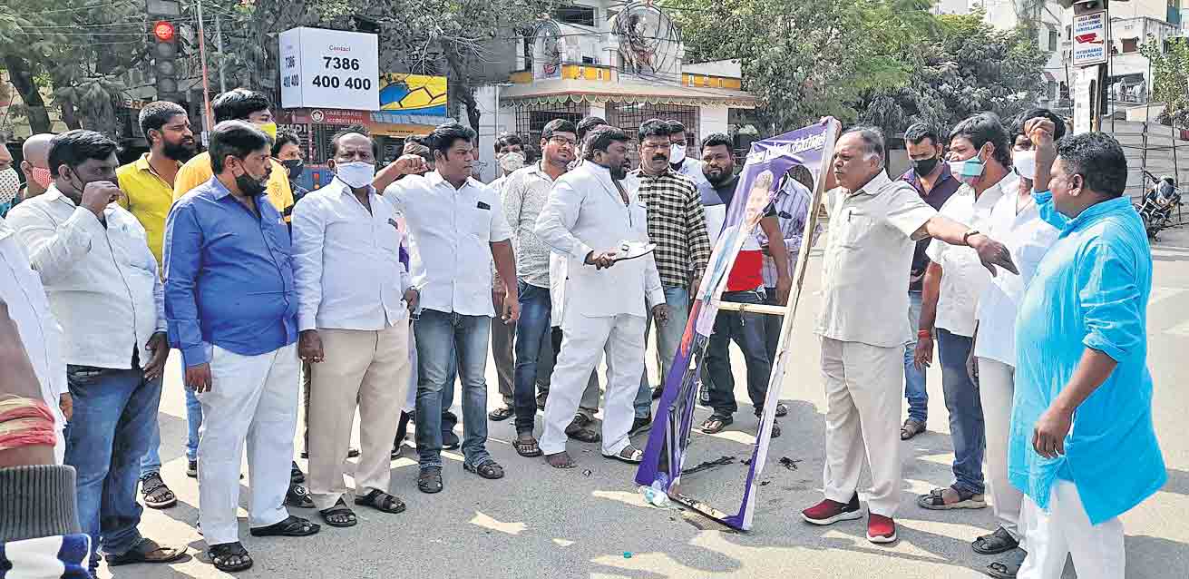 కిషన్‌, రేవంత్‌ రెడ్డిలకు బుద్ధి చెబుతాం