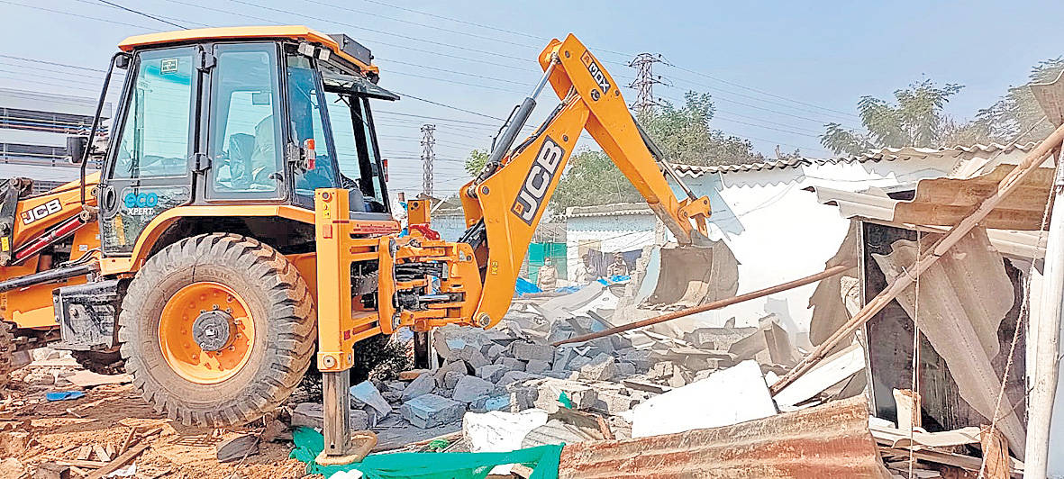 గోపన్‌పల్లి ప్రభుత్వ స్థలంలో అక్రమ నిర్మాణాలు