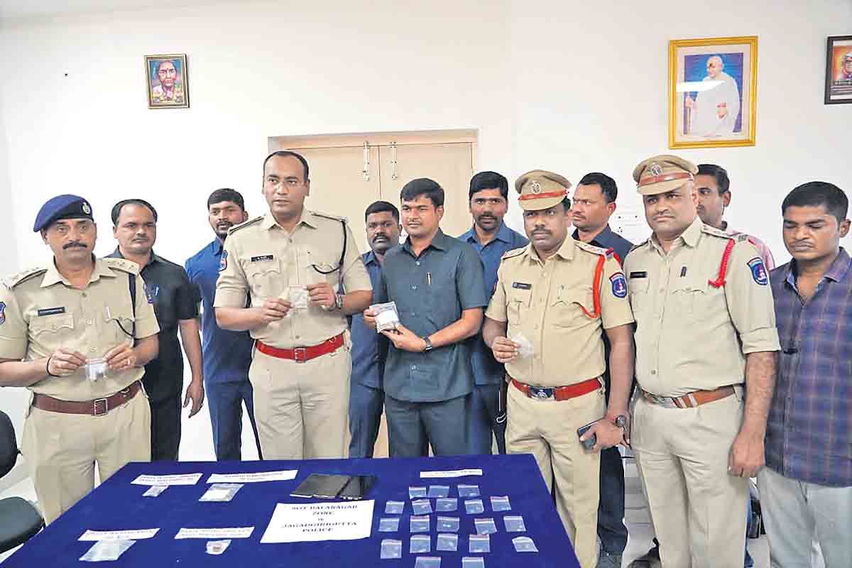 బిస్కెట్‌.. చాక్లెట్‌..