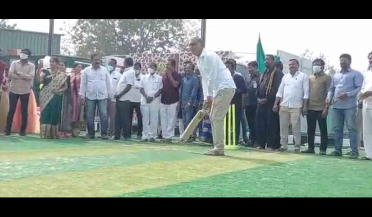 మంత్రి హ‌రీశ్‌రావు బ్యాటింగ్ అద‌ర‌హో.. వీడియో