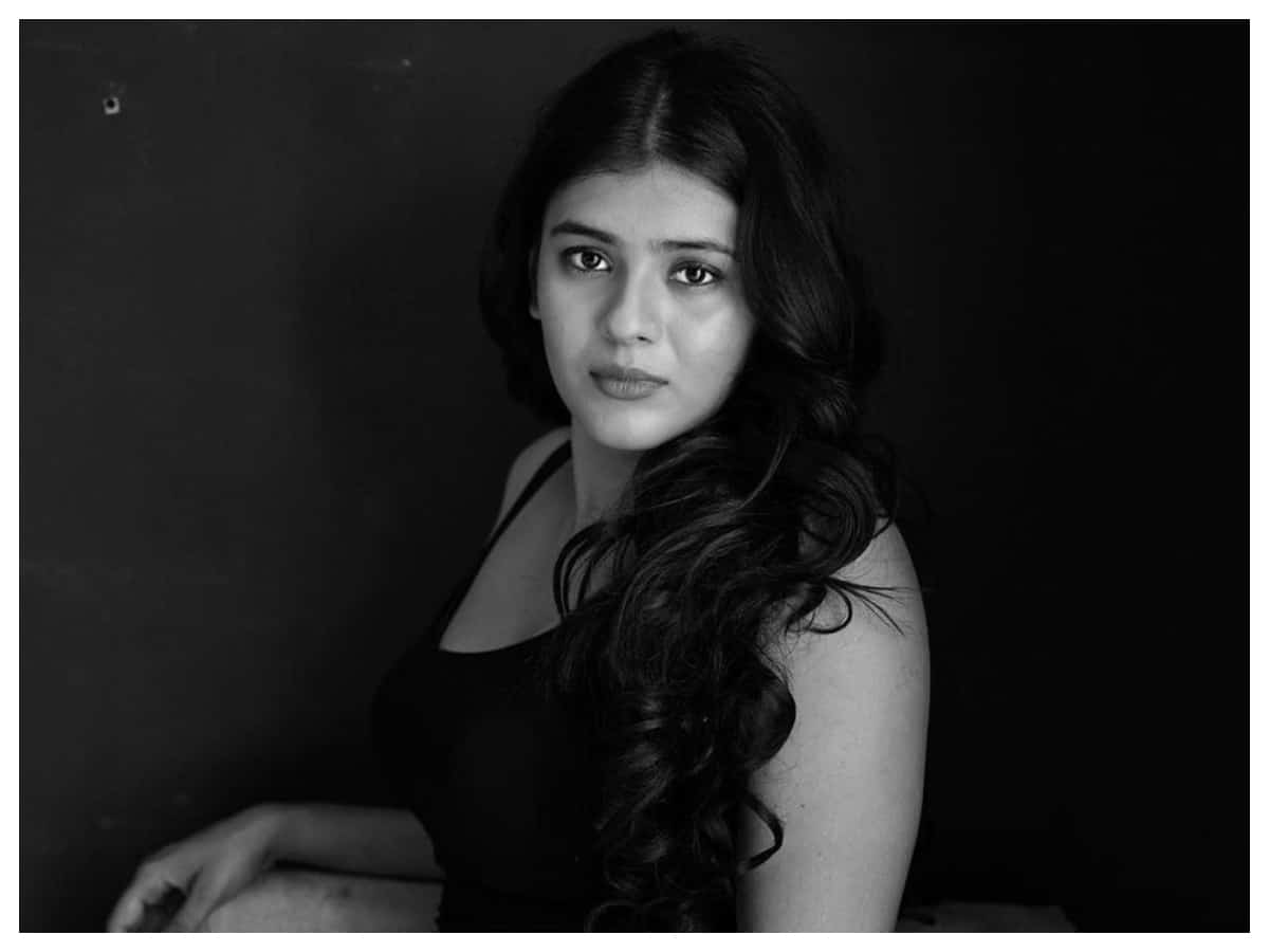 Hebah Patel | బ్లాక్‌ డ్రెస్‌లో హెబ్బా పటేల్..