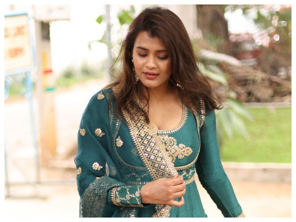 Hebah Patel | క్యూట్ లుక్‌లో హెబ్బా పటేల్..