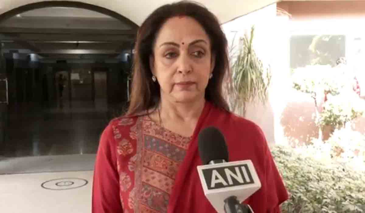 Hema Malini: రోడ్ల‌ను త‌న బుగ్గ‌ల‌తో పోల్చ‌డాన్ని త‌ప్పుప‌ట్టిన హేమ‌మాలిని