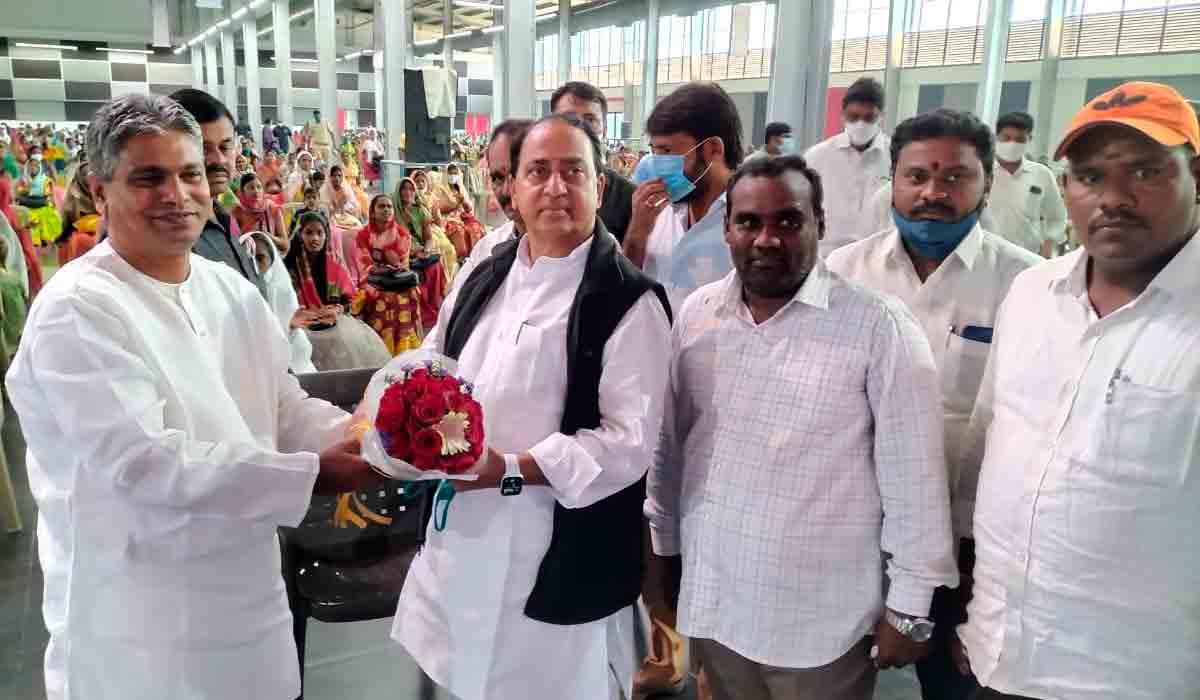 స్వార్థాన్ని వీడి.. ప్రేమ‌తో మెల‌గాలి : మంత్రి ఇంద్ర‌క‌ర‌ణ్ రెడ్డి