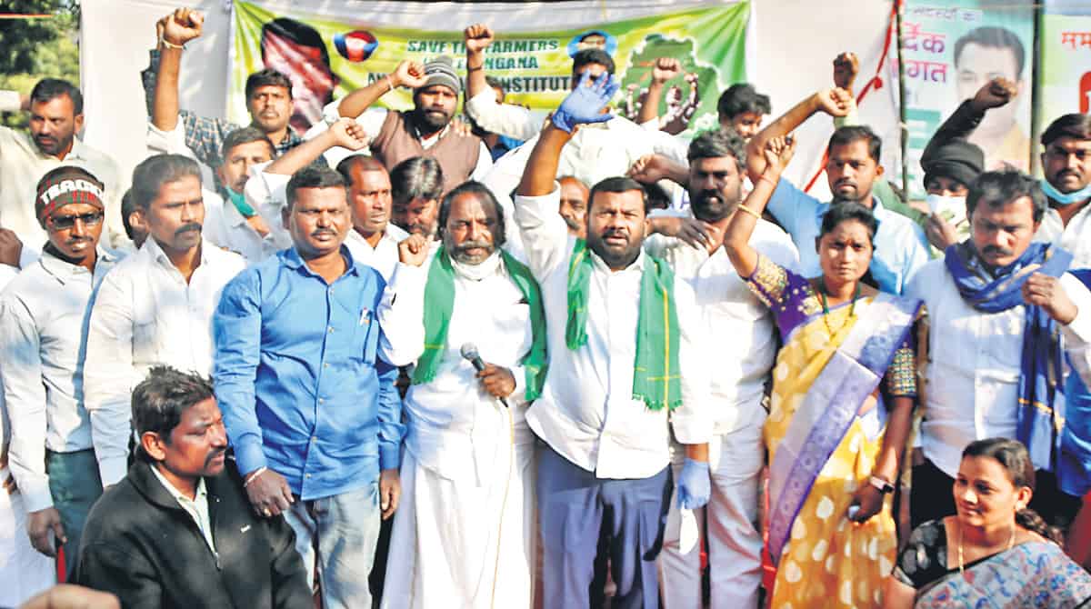 రాజ్యాంగ స్ఫూర్తికి కేంద్రం తూట్లు